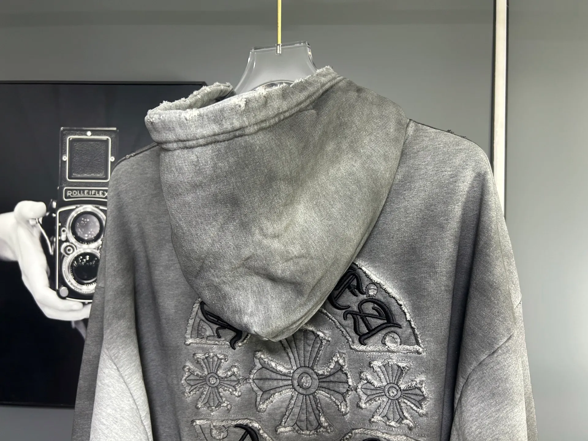 P310 𝗖𝗵𝗿𝗼𝗺𝗲 𝗛𝗲𝗮𝗿𝘁𝘀/Cro Heart 2025 Cross Patch Embroidery Summer New Original Single Counter American Acid Washed Distressed Laser Burnt Patch Embroidery Couple Casual Hooded Sweatshirt 👑The highest version! Customized fabric 440g tripe terry fabric! American acid-washed and distressed original fabric laser burnt ✟appliqué embroidery and exquisite embroidery of letters! The best-selling model at the counter. It is very comfortable to wear. It is low-key yet luxurious. It is very classy when worn. The large size and tailoring are needless to say. The upper body is exquisite and vivid. 👍High-end first-class materials. A truly palace-level product. The cotton from Turkey is of outstanding quality. After heavy washing, the clothes are very soft! Not picky, the upper body is absolutely stylish and extremely luxurious. Auxiliary materials: The original model has been authenticated and labeled ➕100% silk washed with water label. Genuine purchase-grade original hangtag➕matching hanging rope➕3D hanging beads➕original packaging bag. Craftsmanship: The original version has consistent wiring! The highest version of the armhole matching technique! Countless times of pattern making to 100% restore the original appearance! The correct version is the same for men and women, super eye-catching, super good-looking, and super atmospheric! Color: black, white and gray Size, XS S M L